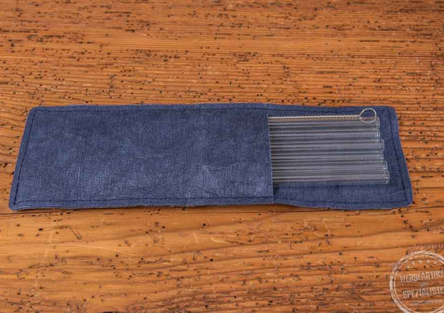 Glasstrohhalme im blauen Etui aus Papyr als Werbegeschenk.