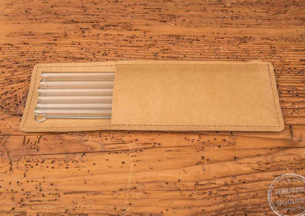 Glasstrohhalme im beigen nachhaltigen Papyr Taschenetui mit Gravur.