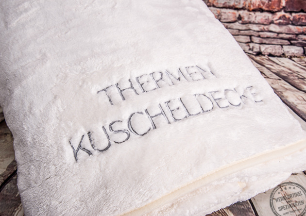 Kuscheldecke in Wei&szlig; f&uuml;r die Therme Erding - die bestickte Thermen Kuscheldecke.
