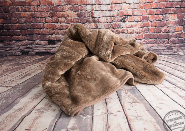 Flauschige Kuscheldecke in einem schönen Braunton