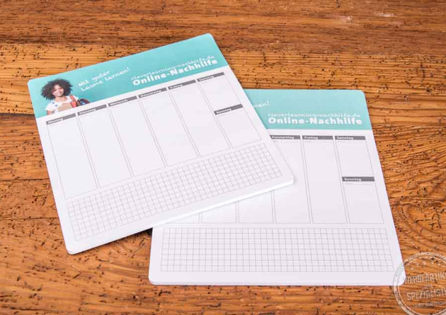 Zwei Haftnotizbl&ouml;cke als Mousepad mit Wochenplaner und Online-Nachhilfe Werbeaufdruck als Werbeartikel.