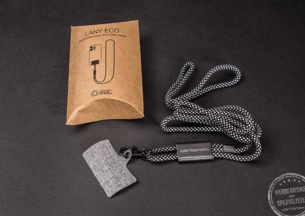 Lany Eco Crossbody Handyhalterung mit Logogravur und verpackung