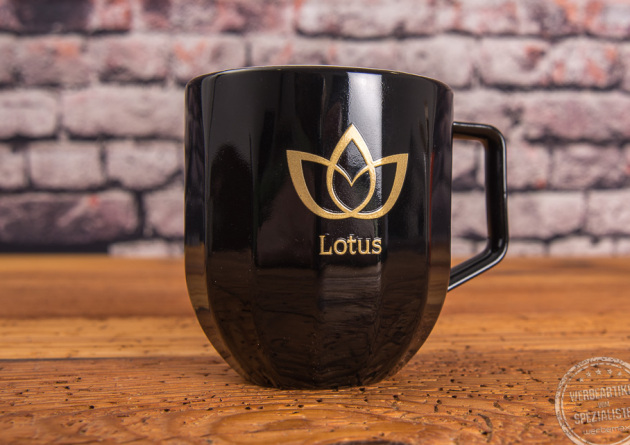 Schwarze Tasse mit Logo bedrucken 