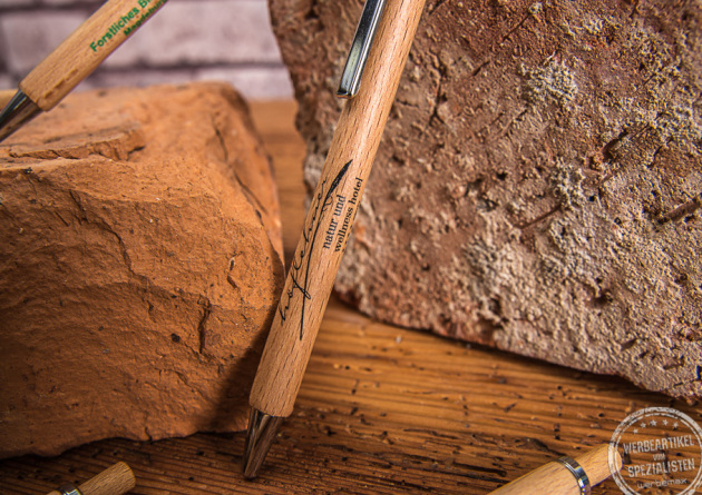 Kugelschreiber aus Holz mit Logo