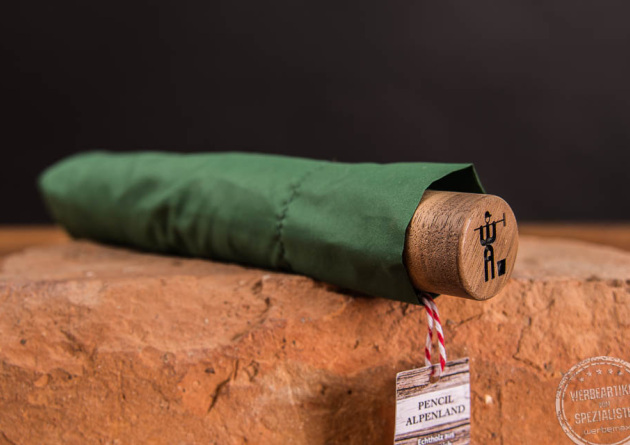 Nachhaltiger Regenschirm Mini Alpen Pencil in gr&uuml;n mit Griff mit Logogravur.