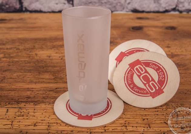 Holzuntersetzer FSC mit Firmenlogo als Mailingartikel einsetzbar auf Holztischplatte.