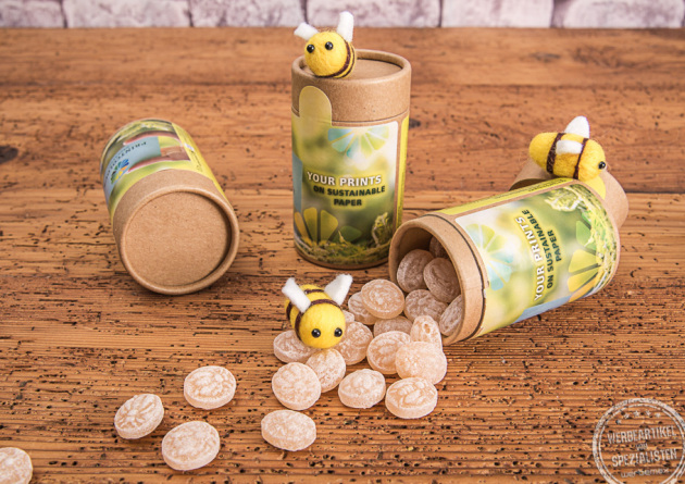 Honig drops (Bonbons) als Werbegeschenk in bedruckter ECO-Papierdose auf Holzplatte