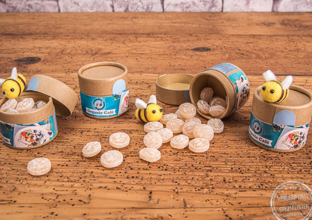 Jung Bonbons in der nachhaltigen Papierdose als Werbeartikel auf Holzplatte