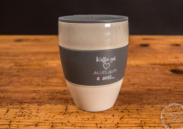 Thermos Kaffeebecher Aroma to go mit grauem Deckel und schwarzer Manschette als Werbeartikel.