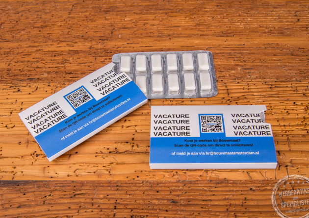 Drei Kaugummis in Blister mit Xylitol in bedruckter Verpackung.