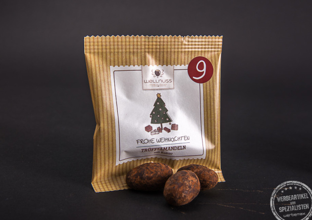 Wellnuss Flowpack mit Trüffelmandeln als süße kleine Aufmerksamkeit zu Weihnachten – personalisierbares Werbegeschenk mit Logo von werbemax.