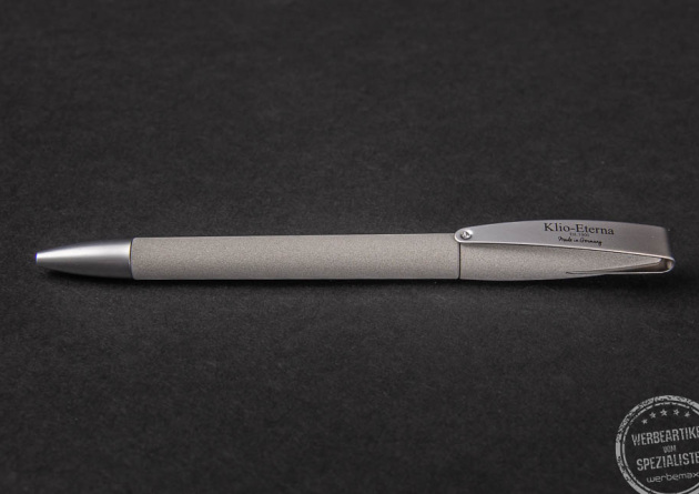 Grauer Kugelschreiber als Werbeartikel von Klio Modell COBRA