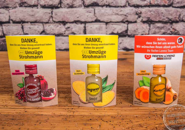 Unterschiedliche Geschmacksrichtungen Ingwer Shot Kloster Kitchen mit Firmenlogo