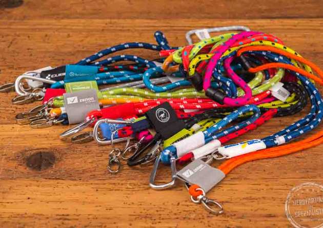 Unterschiedliche Lanyards aus Kordel mit Logos bedruckt in vielen Farben 