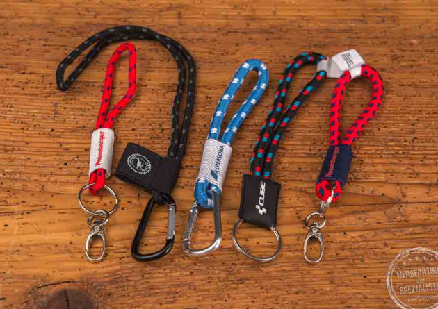 Vier Schlüsselanhänger aus Kordel in unterschiedlichen Farben personalisiert  