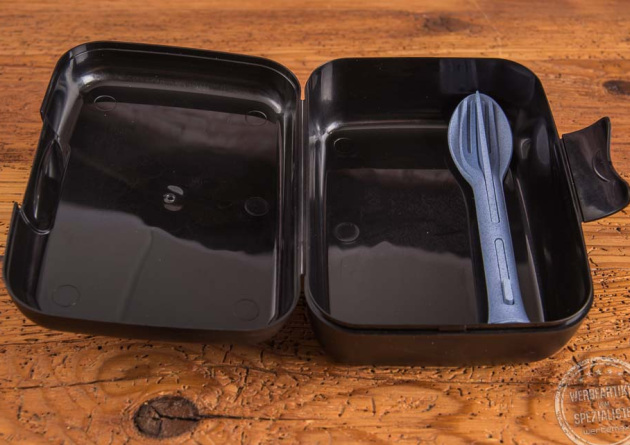 Pocket Besteck mit Logo passt in die schwarze Brotzeitdose von Koziol