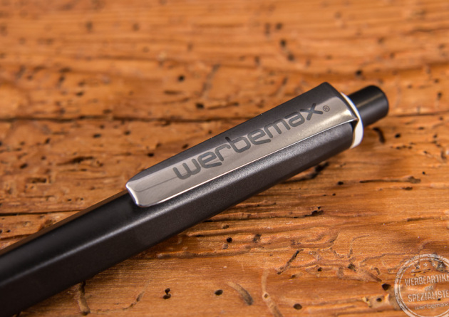 Schwarzer Kugelschreiber Ritter Pen mit Beschriftung werbemax auf dem Metallclip als Werbeartikel.