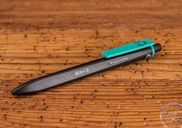 Schwarzer Kugelschreiber Ridge Recycled von Ritter Pen mit gr&uuml;nem Metallclip als Werbegeschenk. 