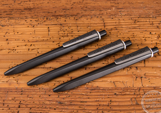 Drei schwarze Kugelschreiber Ridge Recycled mit Logo werbemax auf Metallclip von Ritter Pen. 