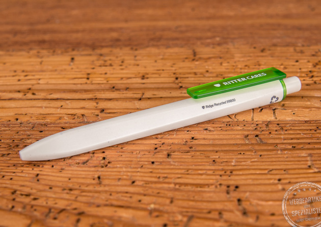 Ein weiter Ritter Pen Ridge Recycelt Kugelschreiber als Werbeartikel mit grünem beschrifteten Clip. 