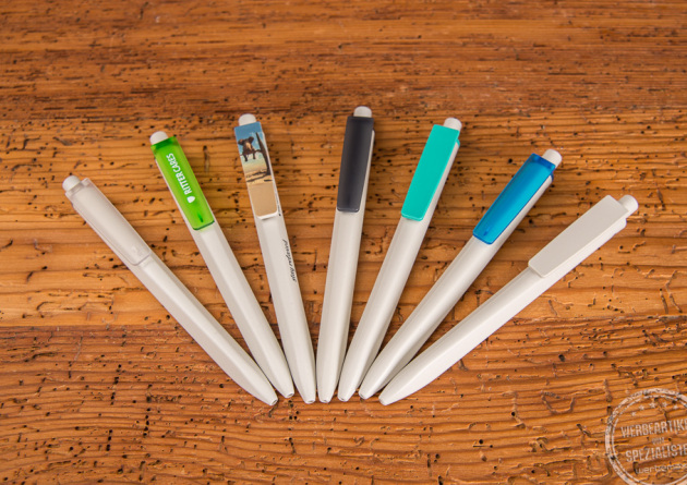 Sieben wei&szlig;e Ritter Pen Ridge Recycelt Kugelschreiber mit Clip in unterschiedlichen Farben und unterschiedlichen Beschriftungen. 