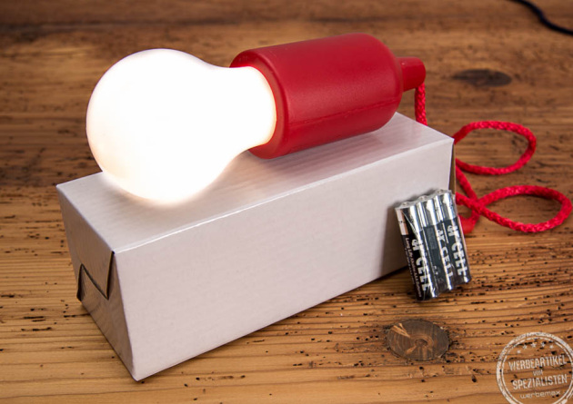 Ziehlampe Giveaway in der Farbe Rot, auf der weißen Kartonverpackung