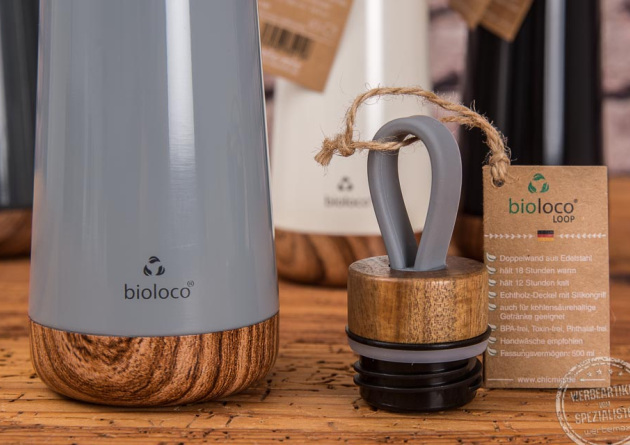 Loop Thermoflasche mit Detailaufnahme Holzdeckel mit Loop-Schlaufe aus Silikon und Papieranhänger als hochwertiges Werbegeschenk.