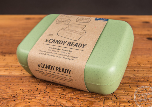 Grüne Lunchbox koziol Candy Ready Set mit Papierbanderole verschlossen als Werbeartikel. 
