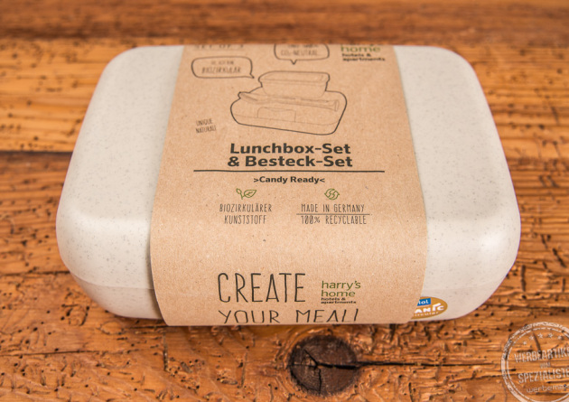 Wei&szlig;e Lunchbox koziol Candy Ready Set mit Papierbanderole verschlossen als Werbeartikel. 