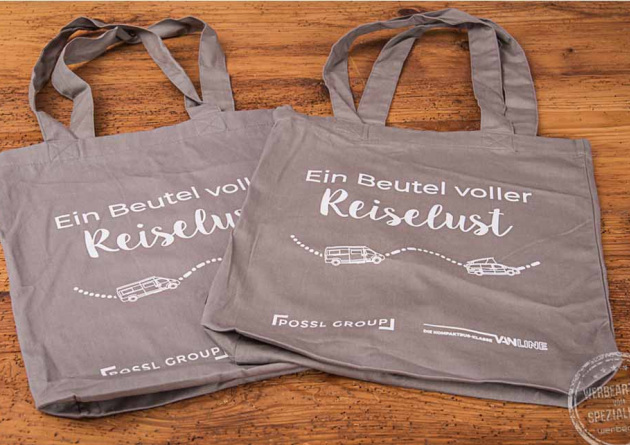 Messetasche Edda in grau mit weißem Aufdruck Reiselust für die Firma Pössl