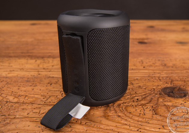 Rückseite des schwarzen Bluetooth Speakers mit Silikonschlaufe und Menüführung in schwarz zu sehen