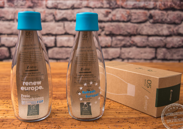Zwei Retap Flaschen 0,5 l mit hellblauen Deckel, Verpackung und Logo Gravur