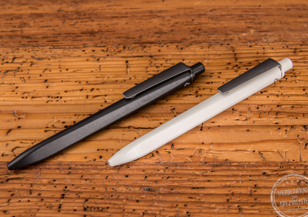 Ein schwarzer und ein wei&szlig;er Ritter Pen Ridge Recycelt Kugelschreiber mit Metallclip als Werbeartikel. 