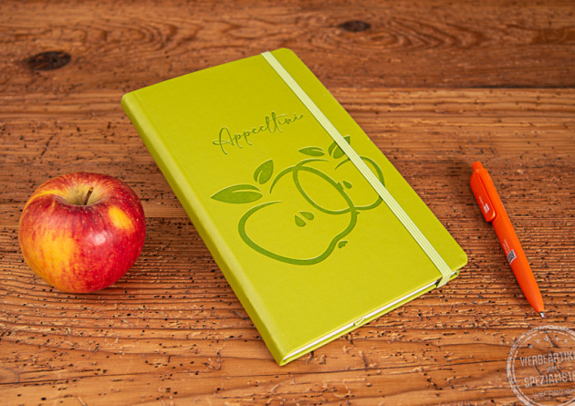 Nachhaltiges Notizbuch mit Logo mit gr&uuml;nem Cover aus Apfelleder