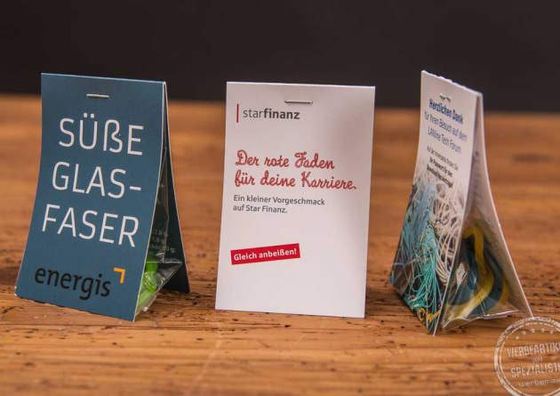 3 Naschtaschen mit unterschiedlichem Logo bedruckt und Fruchtgummi Schnüren gefüllt.