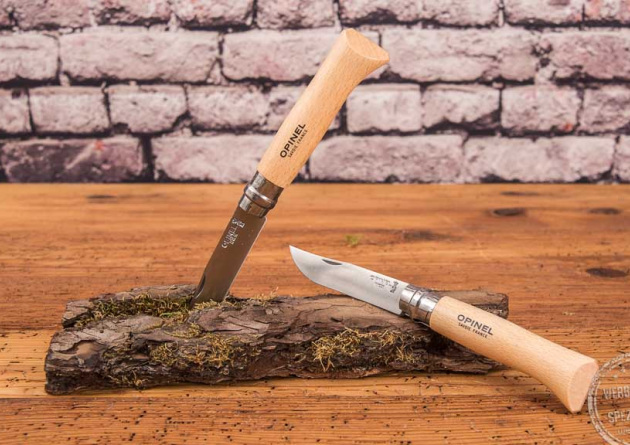 Opinel Taschenmesser ausgeklappt mit Logodruck und Gravur auf Klinge