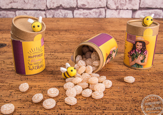 bedruckte ECO-Papierdose mit S&uuml;&szlig;igkeiten auf Holzplatte