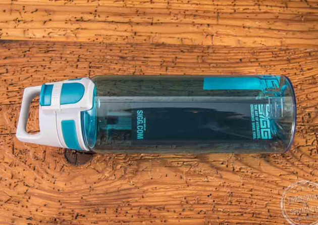 Liegende Sigg Trinkflasche Total Color in der Farbe Acqua als Werbeartikel.