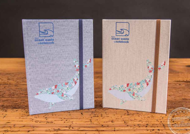Zwei stehende nachhaltige Notizbücher Ocean in den Farben blau und sand mit Wal-Aufdruck als Werbeartikel. 