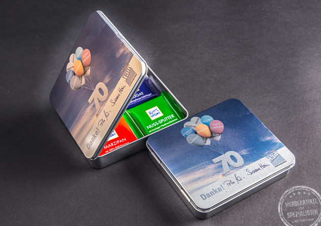 ge&ouml;ffnete Wei&szlig;blechdose mit Ritter Sport