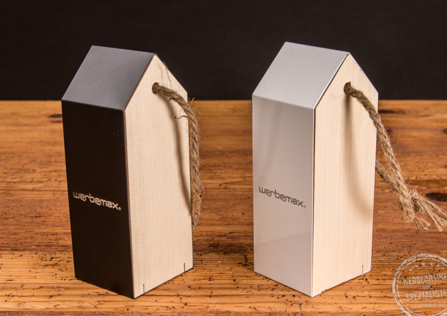 Zwei Promotionartikel Bienenhotel aus Holz mit Aluminiumdach in schwarz und weiß mit Logogravur.