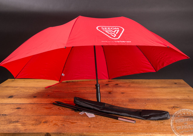 Faltbarer Sonnenschirm Travelmate Camper von FARE in rot mit Logo 