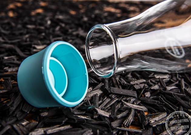 Nachhaltige Retap Flasche mit blauem Deckel aus Thermoplastik 