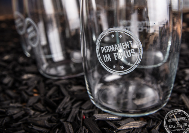 Logo Gravur auf wiederbefüllbarer Glasflasche aus Borosilikatglas 