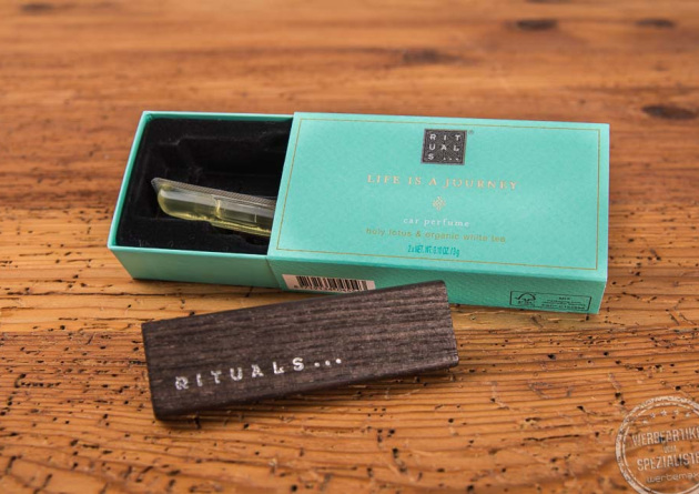 Rituals Autoparfum neben Geschenkverpackung