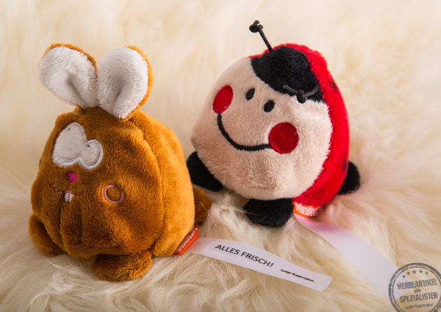 Schmoozies als lustiges Kundengeschenk in den Formen Hase und Marienk&auml;fer auf wei&szlig;en Fell.