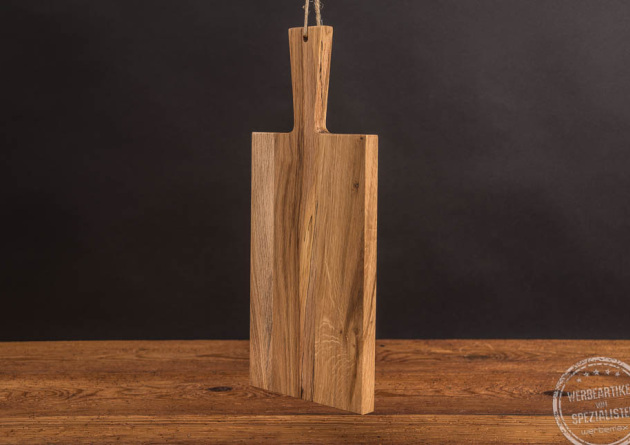 Schneidebrett aus Eiche als Werbeartikel h&auml;ngend