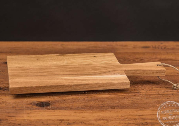 Schneidebrett aus Eiche liegend optimal zum Schneiden von Gem&uuml;se und Obst