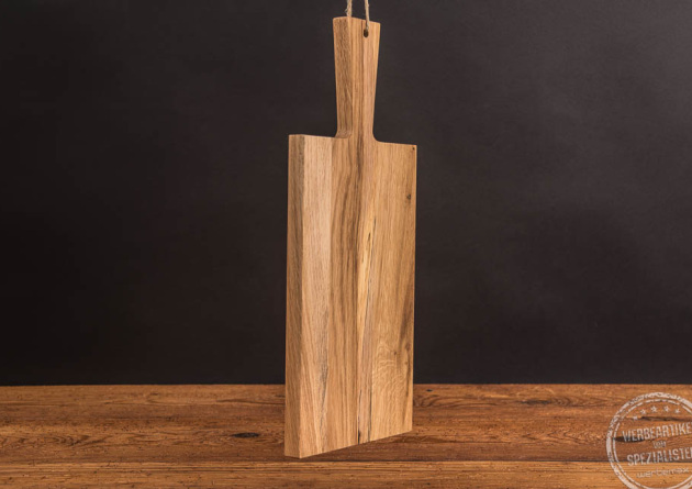 Schneidebrett aus Eichenholz als Werbegeschenk stehend