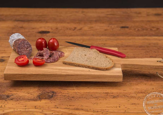 Schneidebrett aus Eichenholz mit Wurst und Messer als Brotzeitbrettchen